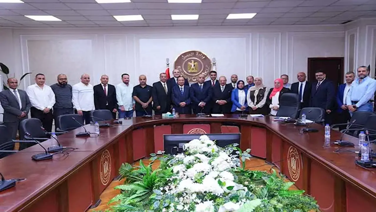 وزير العمل يناقش مع شركات إلحاق العمالة بالخارج سبل زيادة فرص تشغيل الشباب