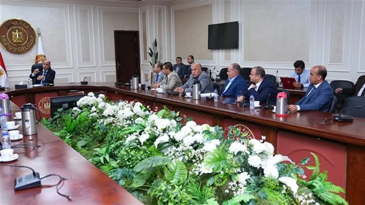 وزير العمل يلتقي برابطة أصحاب مصانع النسيج والملابس في المحلة الكبرى