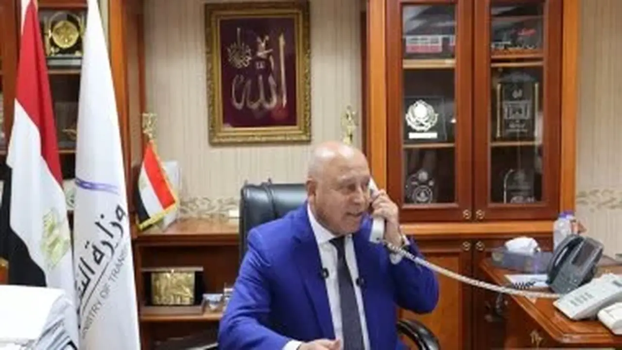 وزير النقل يكرم “سيدة أسوان” بعد تصديها لرشق قطار بالحجارة