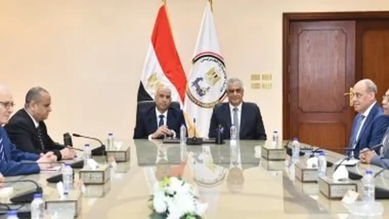 اتفاق وزيري الإنتاج الحربي والعمل على خطة لتدريب وتأهيل الشباب لسوق العمل