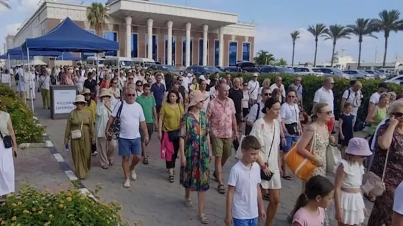 ميناء الإسكندرية يستقبل 4335 سائحًا على متن السفينة السياحية ‘Aroya’ – صور