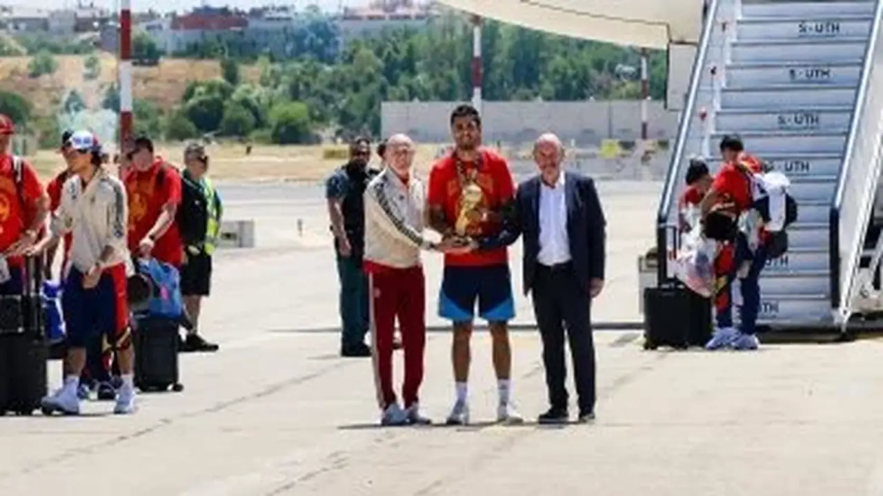 بعثة منتخب إسبانيا تصل مدريد بعد التتويج بكأس العالم 2026.. فيديو