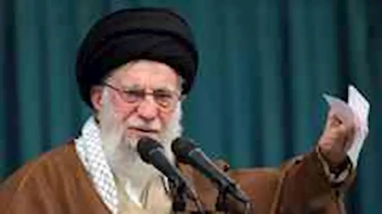 وصول جثمان خامنئي إلى مشهد تمهيدًا لمراسم الدفن بعد التشييع