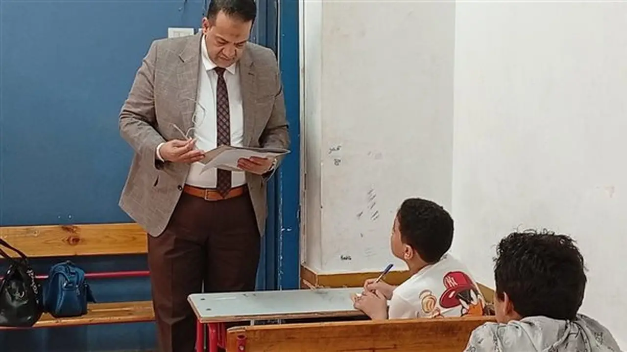 وكيل وزارة التعليم بالغربية يتفقد امتحانات النقل للدور الثاني في غرب طنطا