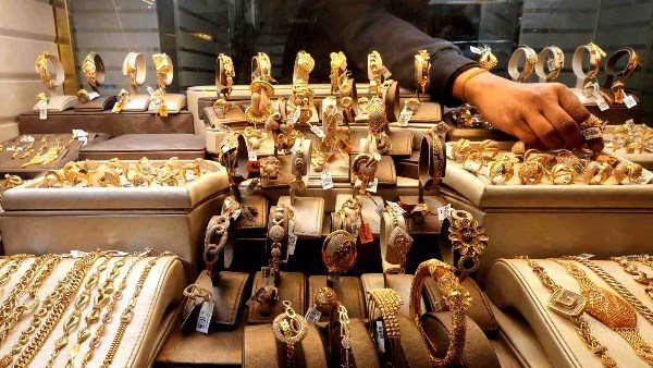 أسعار الذهب في مصر تتراجع 160 جنيهاً وعيار 21 يتأثر