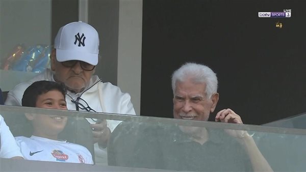 حسن شحاتة وممدوح عباس يتواجدان في المدرجات لدعم الزمالك ضد شباب بلوزداد