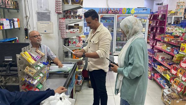 حملة في حي السويس لتشجيع أصحاب المحلات على استخراج التراخيص