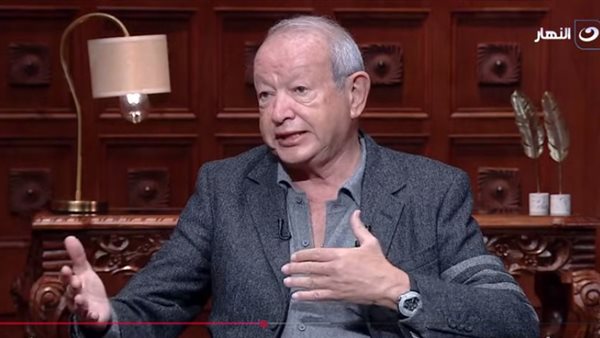 ساويرس يؤيد عكاشة ويعتبر السب دليل ضعف الحجة