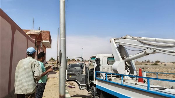 صيانة أعمدة الإنارة بحي فيصل في السويس استجابة لشكاوى المواطنين