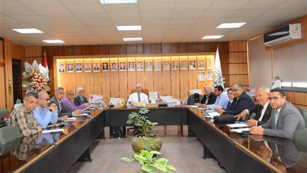 طلاب جامعة أسيوط ينظمون معرض مشغولات يدوية وحملة تجميل