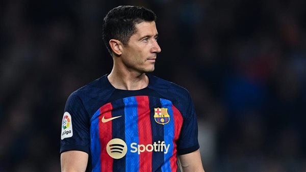 ليفاندوفسكي يتمسك براتبه ولا ينوي تخفيضه للبقاء مع برشلونة