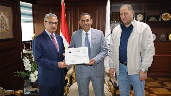 محافظ بني سويف يكرم رئيس دشطوط لفوزه بالمركز الخامس في جائزة التميز الحكومي