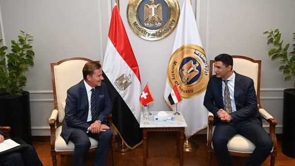 وزير الصناعة يبحث سبل الشراكة مع سفير سويسرا